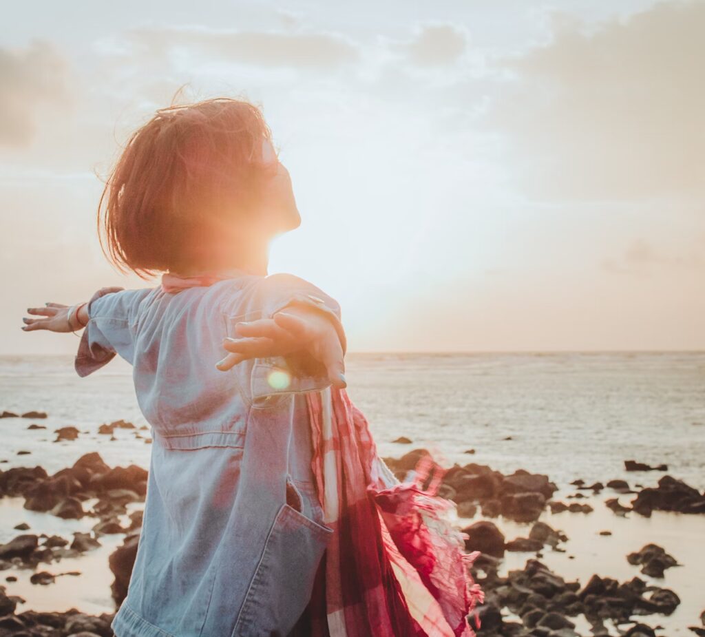 Persona reflexionando tras una separación emocional, representando el proceso de coaching en Móstoles