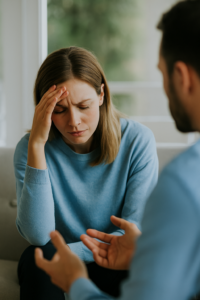 Mujer emocionalmente afectada durante una sesión de coaching, representando un proceso de acompañamiento tras una separación o divorcio en Madrid.